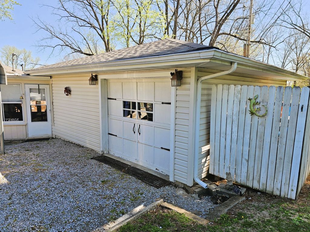 Image 7 of property listing at 2 Lincoln Drive, Mt Vernon, IL 62864