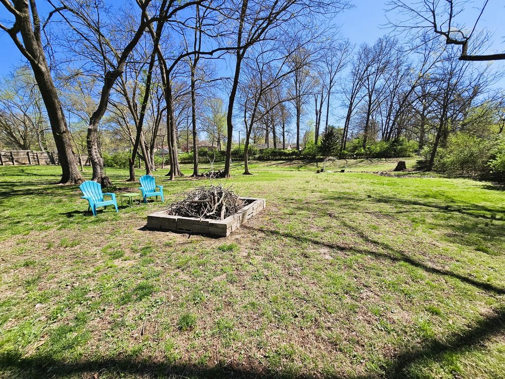 Image 9 of property listing at 2 Lincoln Drive, Mt Vernon, IL 62864