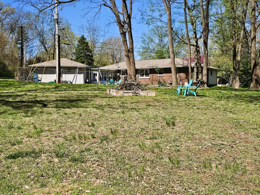 Image 10 of property listing at 2 Lincoln Drive, Mt Vernon, IL 62864