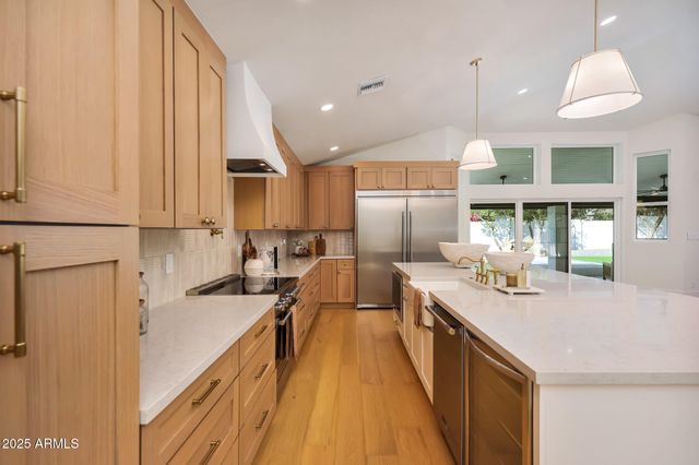 7716 W JOHN CABOT Road, Glendale, AZ 85308