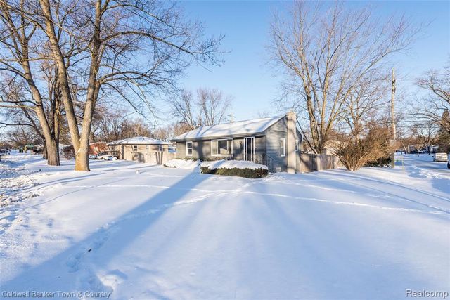 4383 Green Lake Road, West Bloomfield, MI 48323