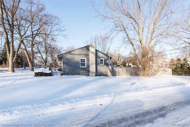 4383 Green Lake Road, West Bloomfield, MI 48323