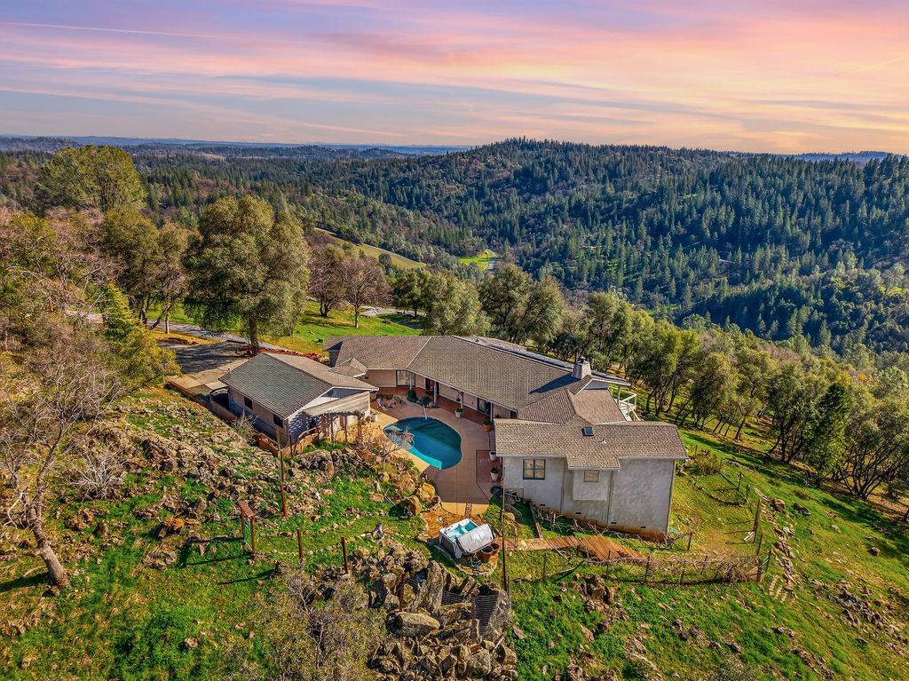 19165 Leopard Ct, Grass Valley, CA 95949