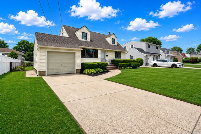 986 Cayuga Road, West Hempstead, NY 11552