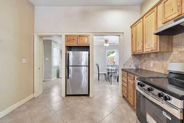220 N College Avenue, Fresno, CA 93701