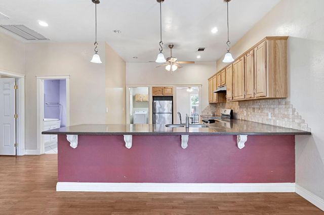 220 N College Avenue, Fresno, CA 93701