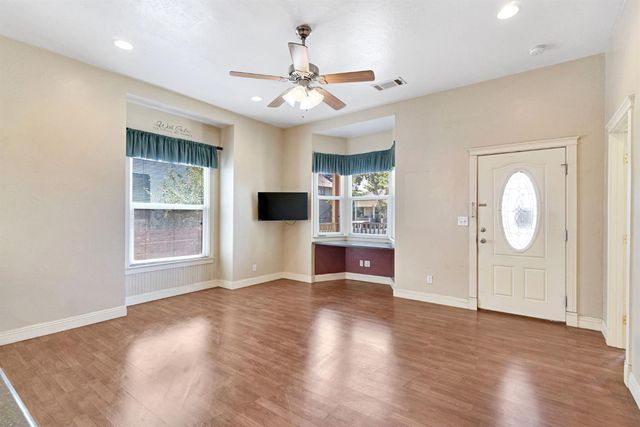 220 N College Avenue, Fresno, CA 93701