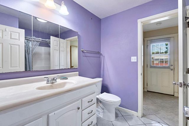 220 N College Avenue, Fresno, CA 93701
