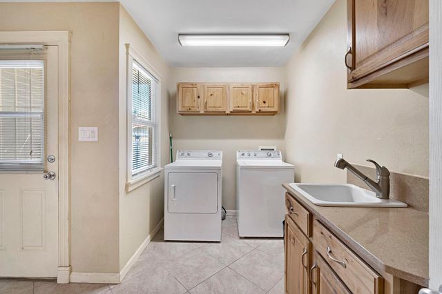220 N College Avenue, Fresno, CA 93701