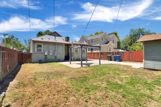 220 N College Avenue, Fresno, CA 93701