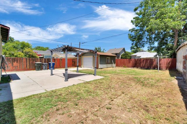 220 N College Avenue, Fresno, CA 93701
