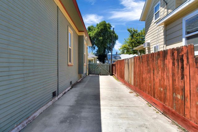 220 N College Avenue, Fresno, CA 93701