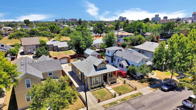 220 N College Avenue, Fresno, CA 93701