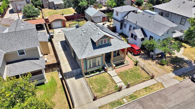220 N College Avenue, Fresno, CA 93701