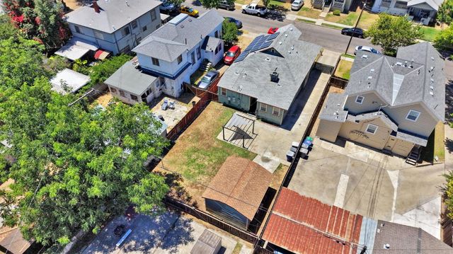 220 N College Avenue, Fresno, CA 93701