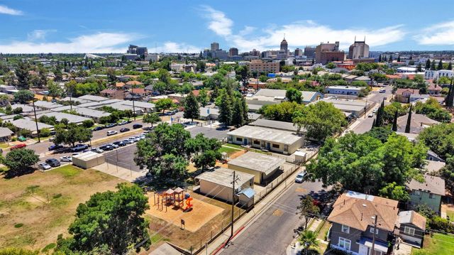 220 N College Avenue, Fresno, CA 93701