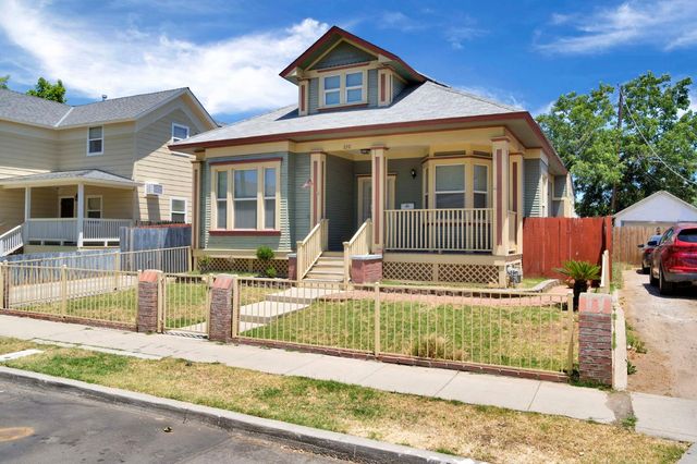 220 N College Avenue, Fresno, CA 93701