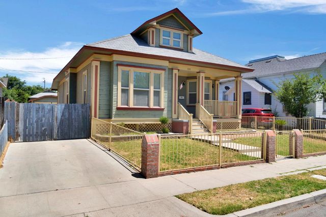 220 N College Avenue, Fresno, CA 93701