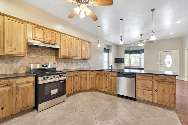 220 N College Avenue, Fresno, CA 93701