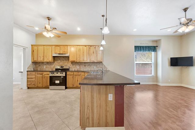 220 N College Avenue, Fresno, CA 93701