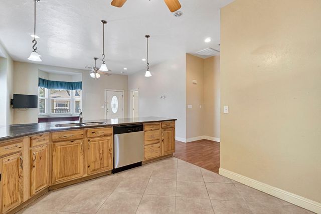220 N College Avenue, Fresno, CA 93701