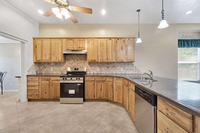 220 N College Avenue, Fresno, CA 93701