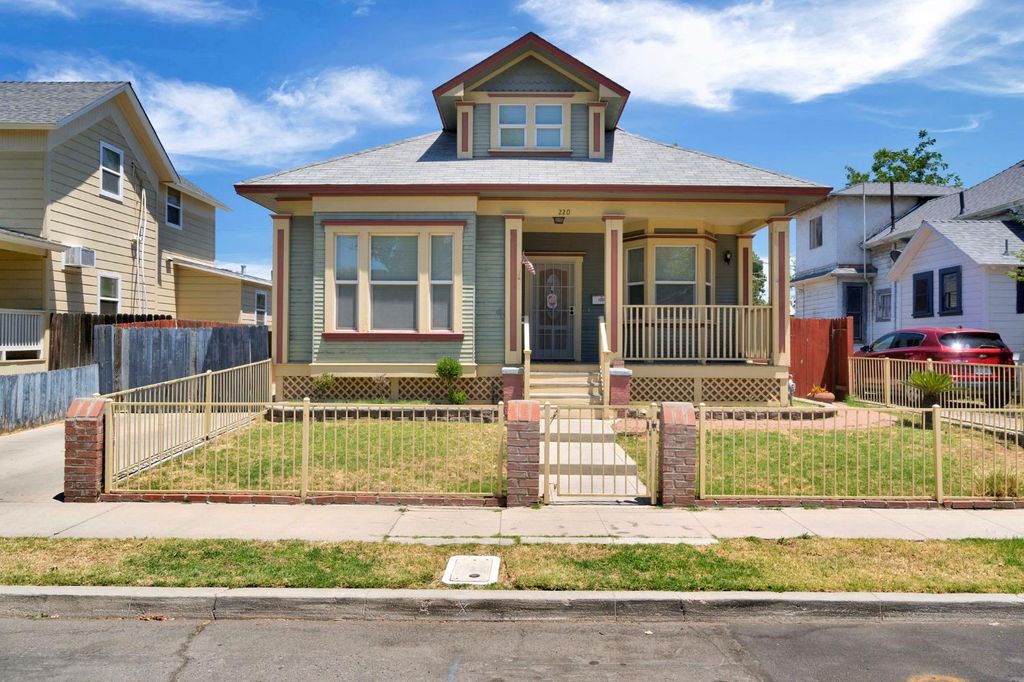 220 N College Avenue, Fresno, CA 93701
