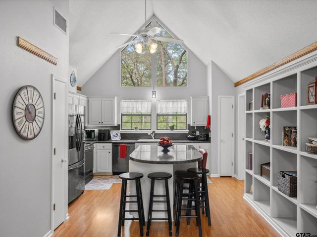 299 Lamplight Path, Holly Lake Ranch, TX 75765