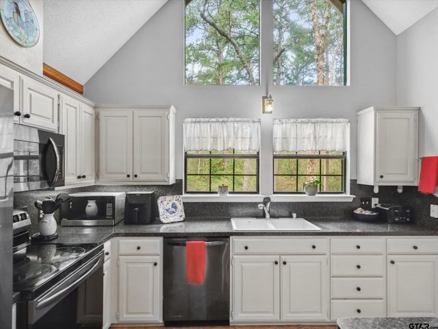 299 Lamplight Path, Holly Lake Ranch, TX 75765