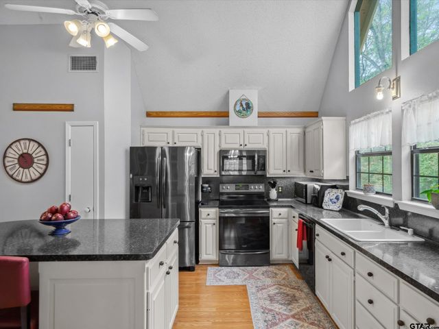 299 Lamplight Path, Holly Lake Ranch, TX 75765