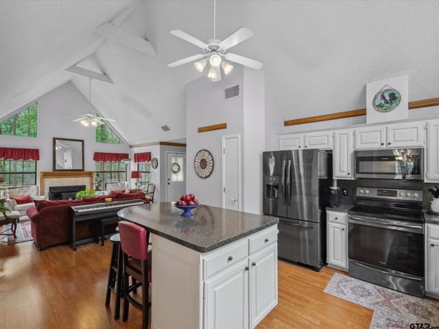 299 Lamplight Path, Holly Lake Ranch, TX 75765