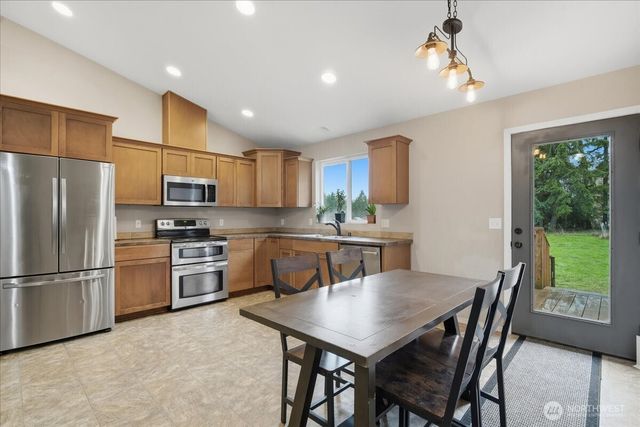 966 Military Road S, Winlock, WA 98596