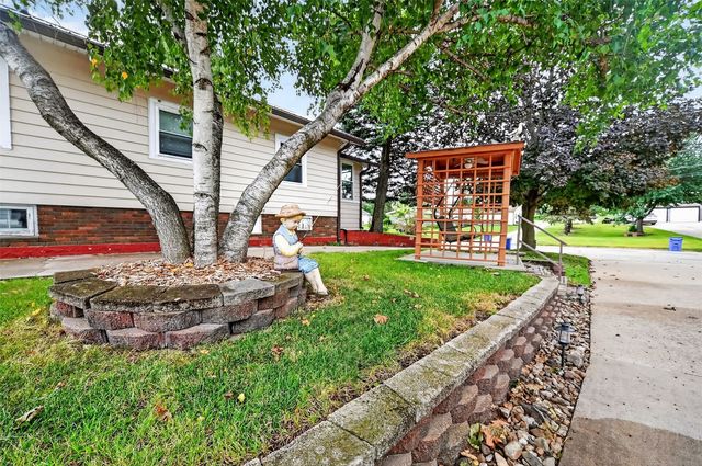 288 28th Avenue SW, Cedar Rapids, IA 52404