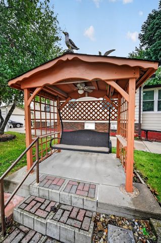 288 28th Avenue SW, Cedar Rapids, IA 52404