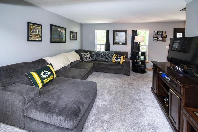 914 Michael COURT, Elkhorn, WI 53121