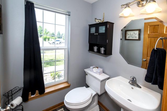 914 Michael COURT, Elkhorn, WI 53121