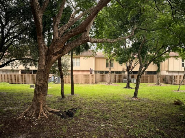 855 NW 80th Way 6, Plantation, FL 33324