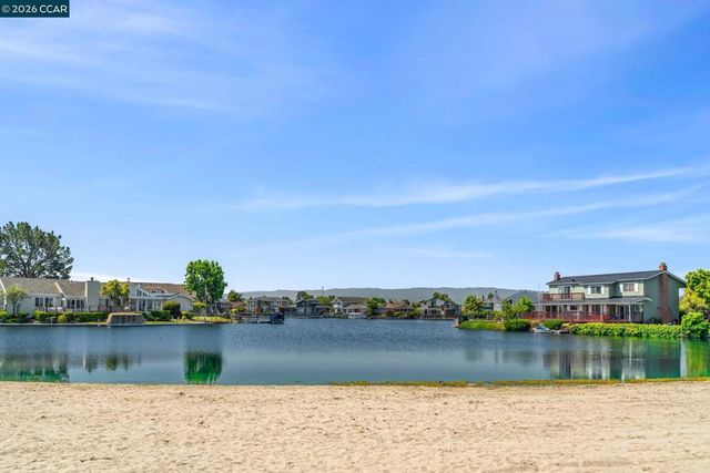 980 Crane Ave, Foster City, CA 94404