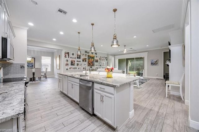 3845 Helmsman DR, Naples, FL 34120