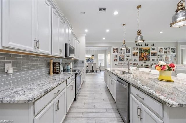 3845 Helmsman DR, Naples, FL 34120