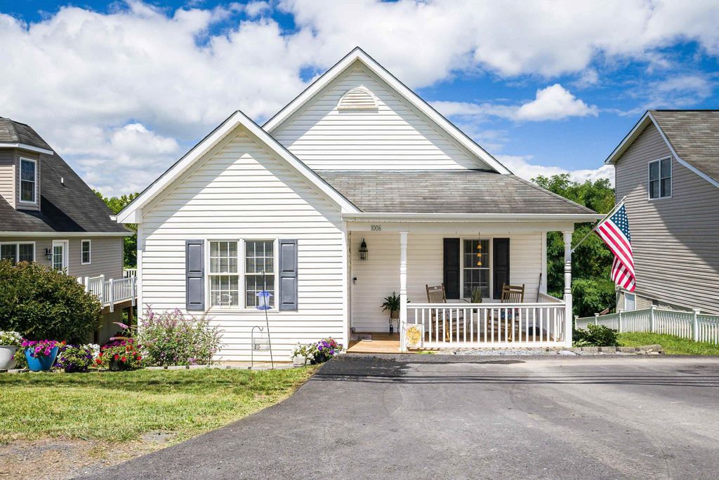 1006 MIDDLEBROOK AVE, Staunton, VA 24401