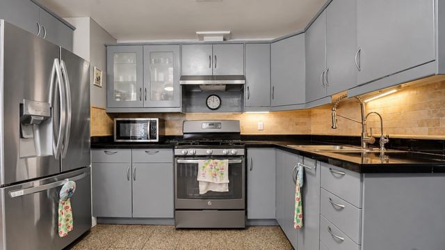 23 Briarwood Pl, Westfield, MA 01085