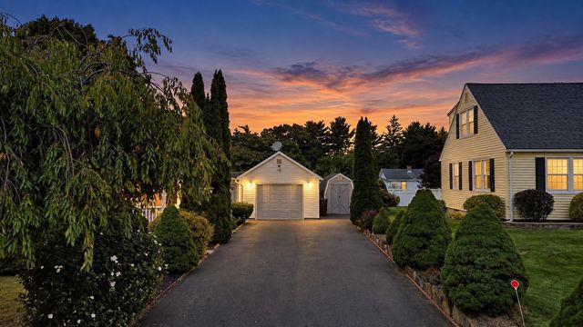 23 Briarwood Pl, Westfield, MA 01085