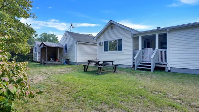23 Briarwood Pl, Westfield, MA 01085