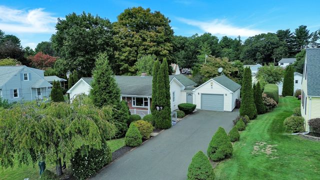 23 Briarwood Pl, Westfield, MA 01085