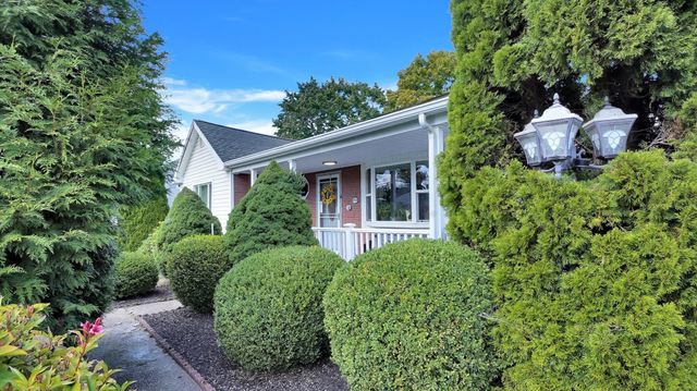 23 Briarwood Pl, Westfield, MA 01085