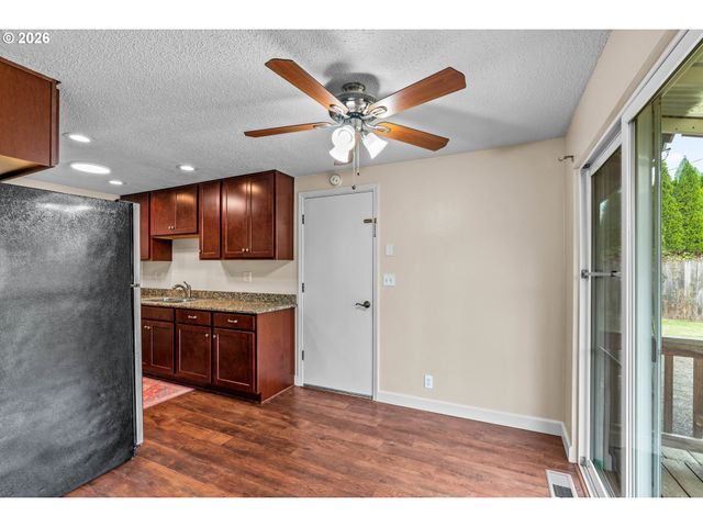 657 61ST St, Springfield, OR 97478