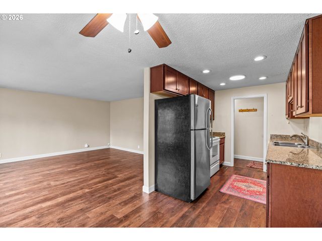 657 61ST St, Springfield, OR 97478