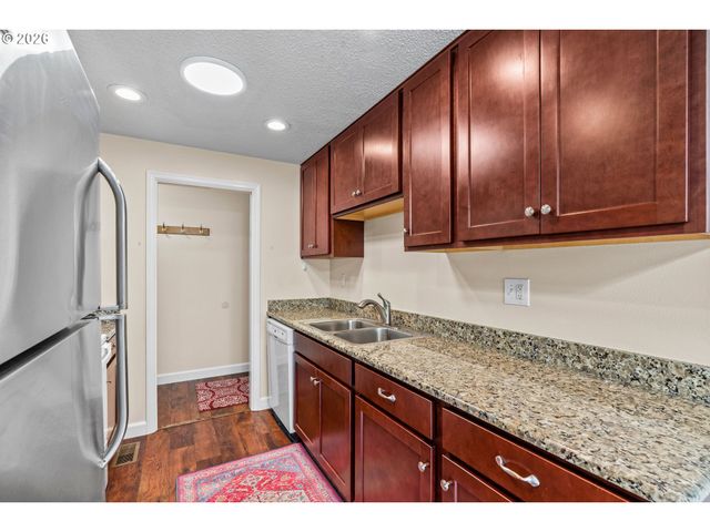 657 61ST St, Springfield, OR 97478