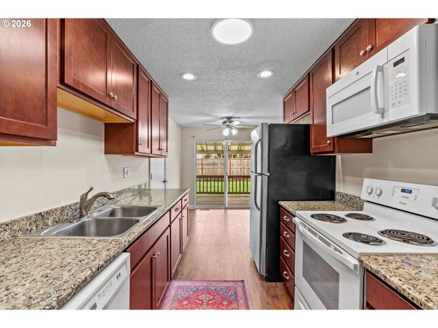 657 61ST St, Springfield, OR 97478